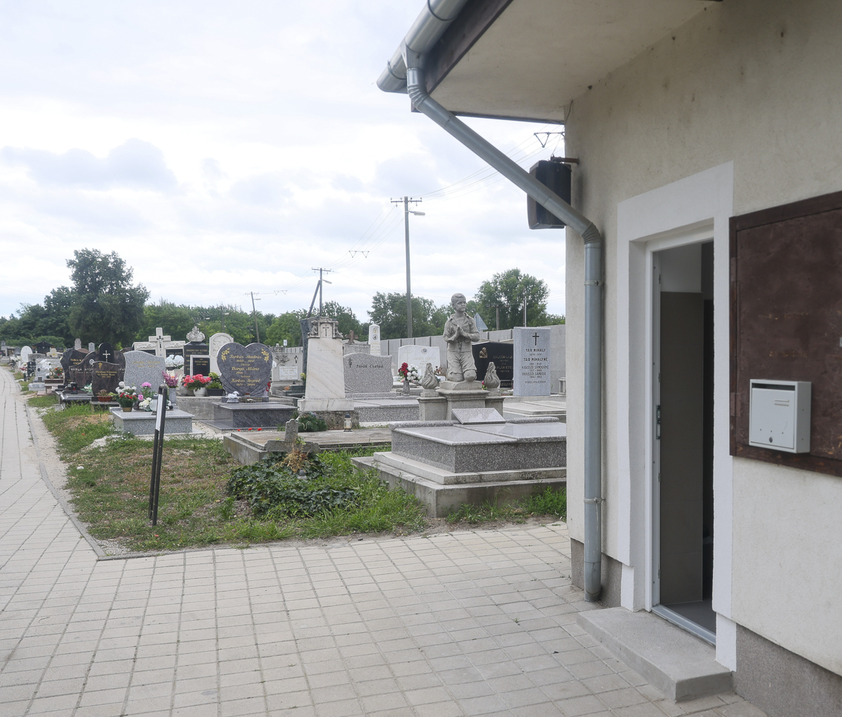 Illemhely kialakítása az újvárosi temetőben