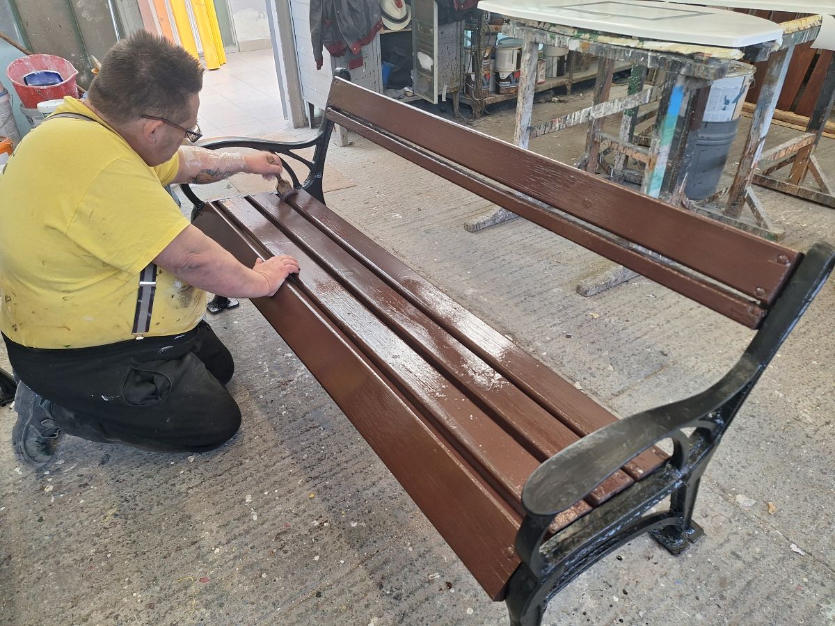 Megújulnak a Baross úti padok