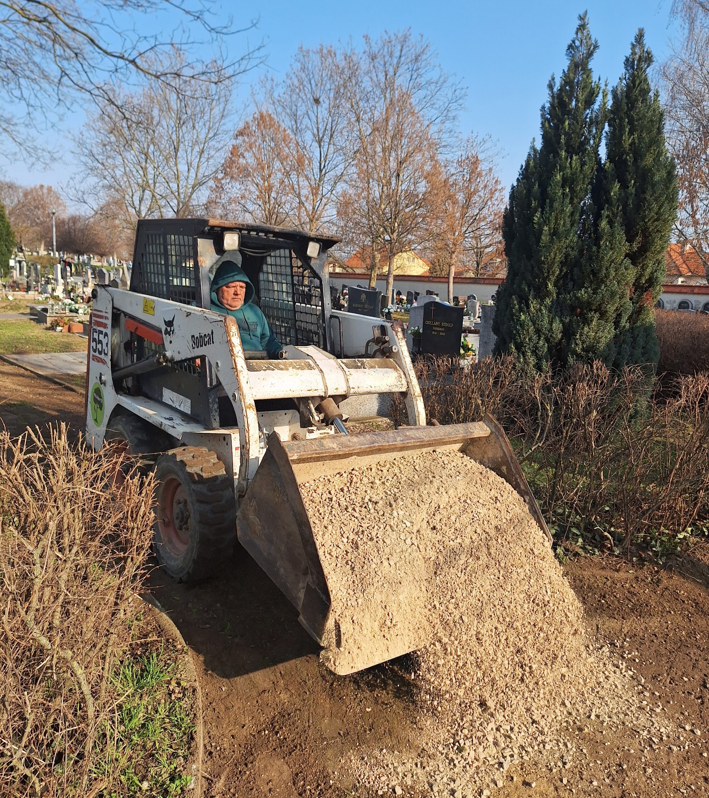 Tavaszi munkák a győri köztemetőkben