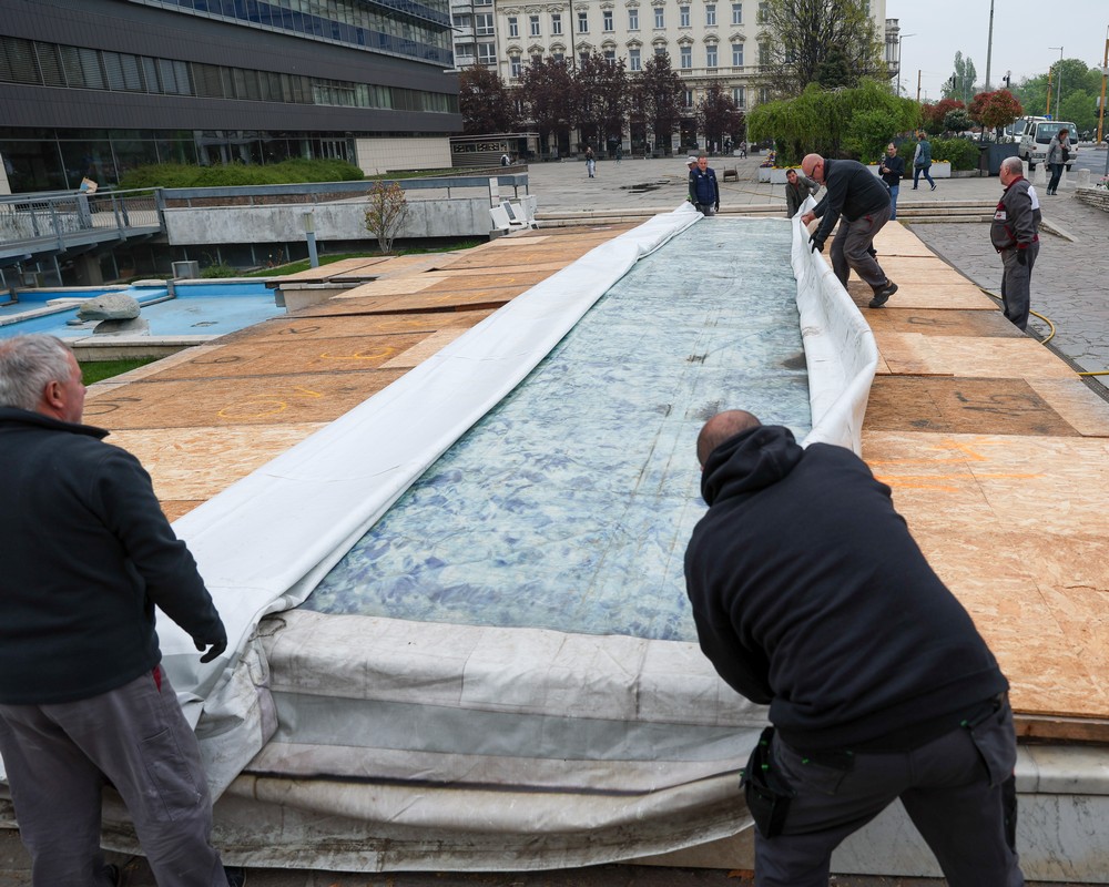 Lekerül a burkolat a szökőkutakról